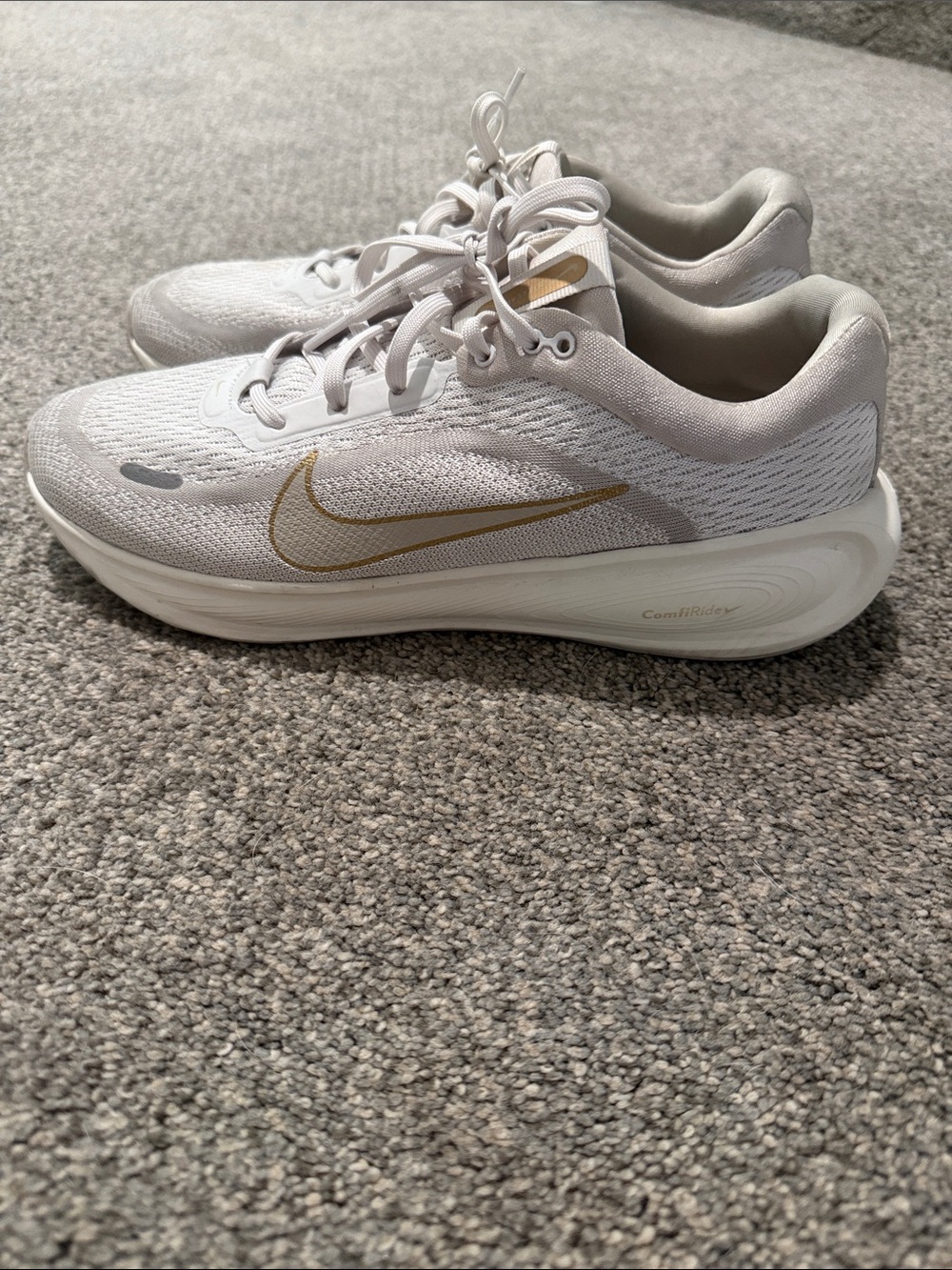 Nike Youth Size 7 White and Gold Trainer Sneakers